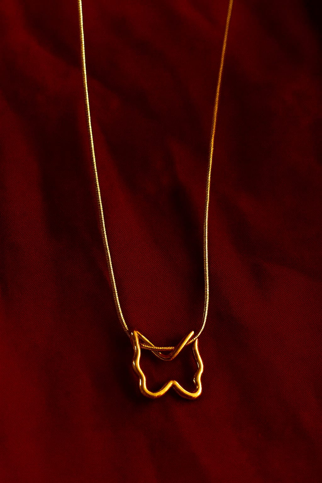 delicate gold pendant necklace