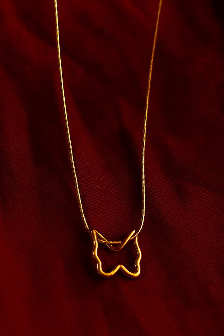 delicate gold pendant necklace