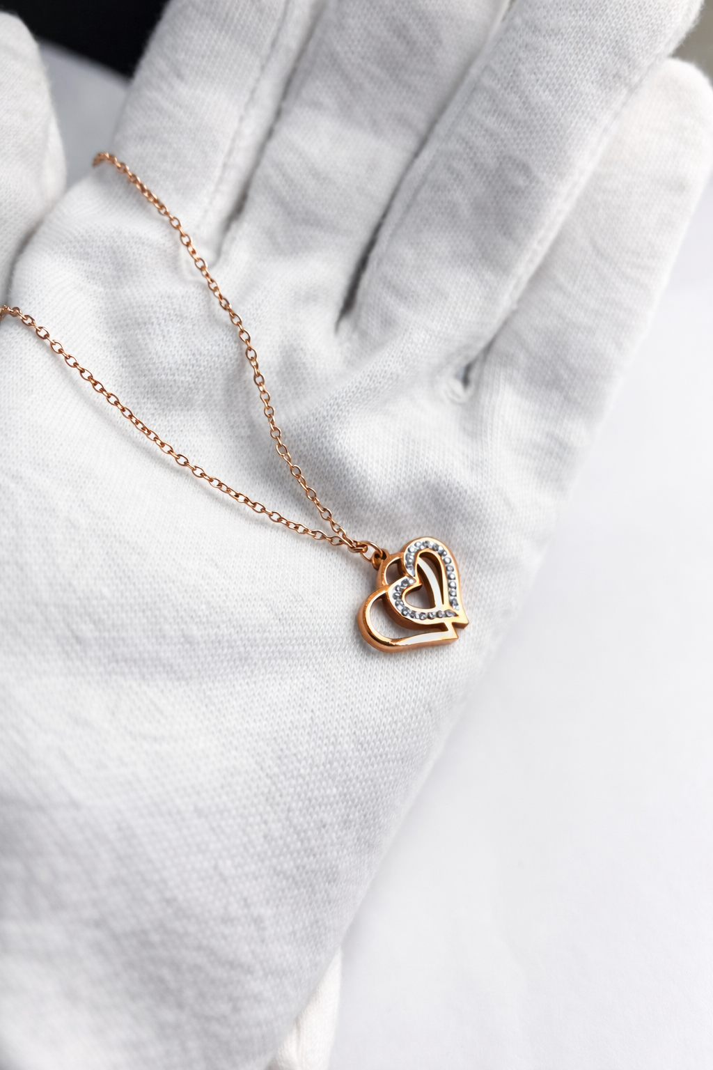 heart-shaped pendant necklace&nbsp;