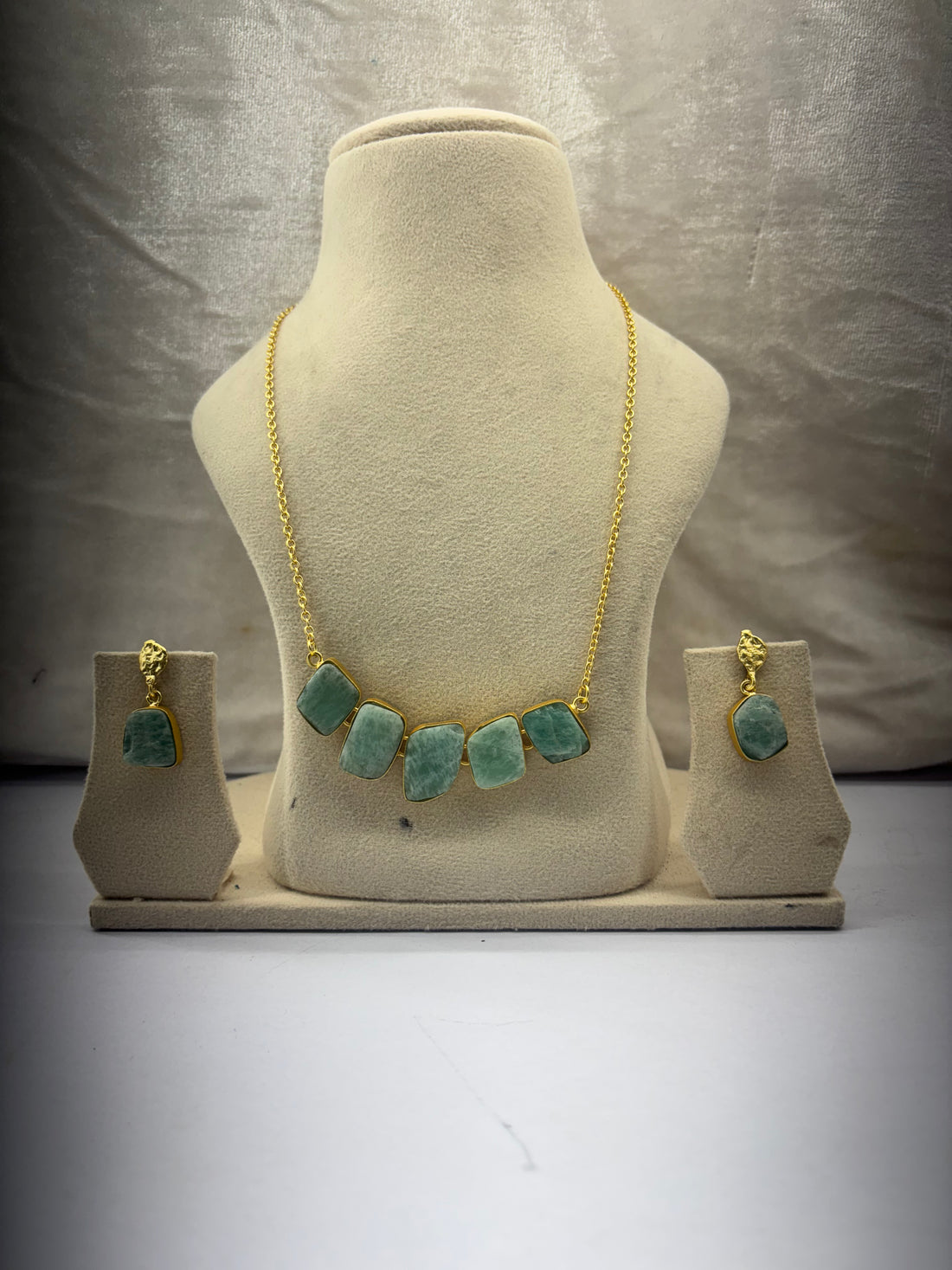 Amyraa Jewels – Green Aventurine Gold-Framed Jewelry Set