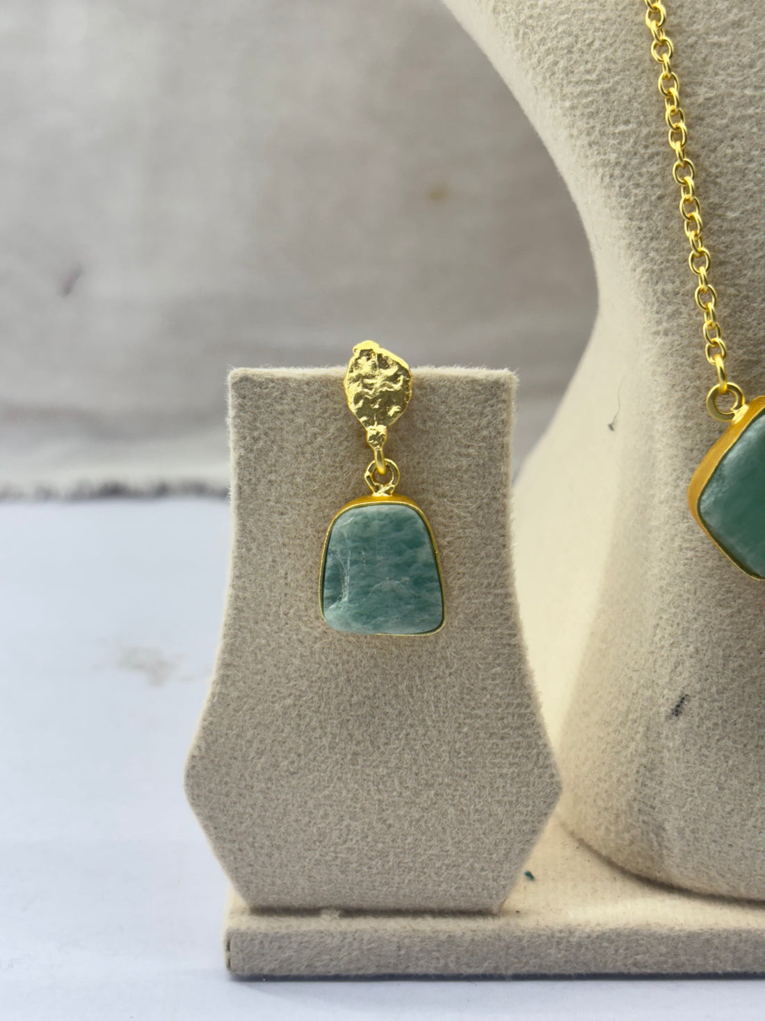 Amyraa Jewels – Green Aventurine Gold-Framed Jewelry Set