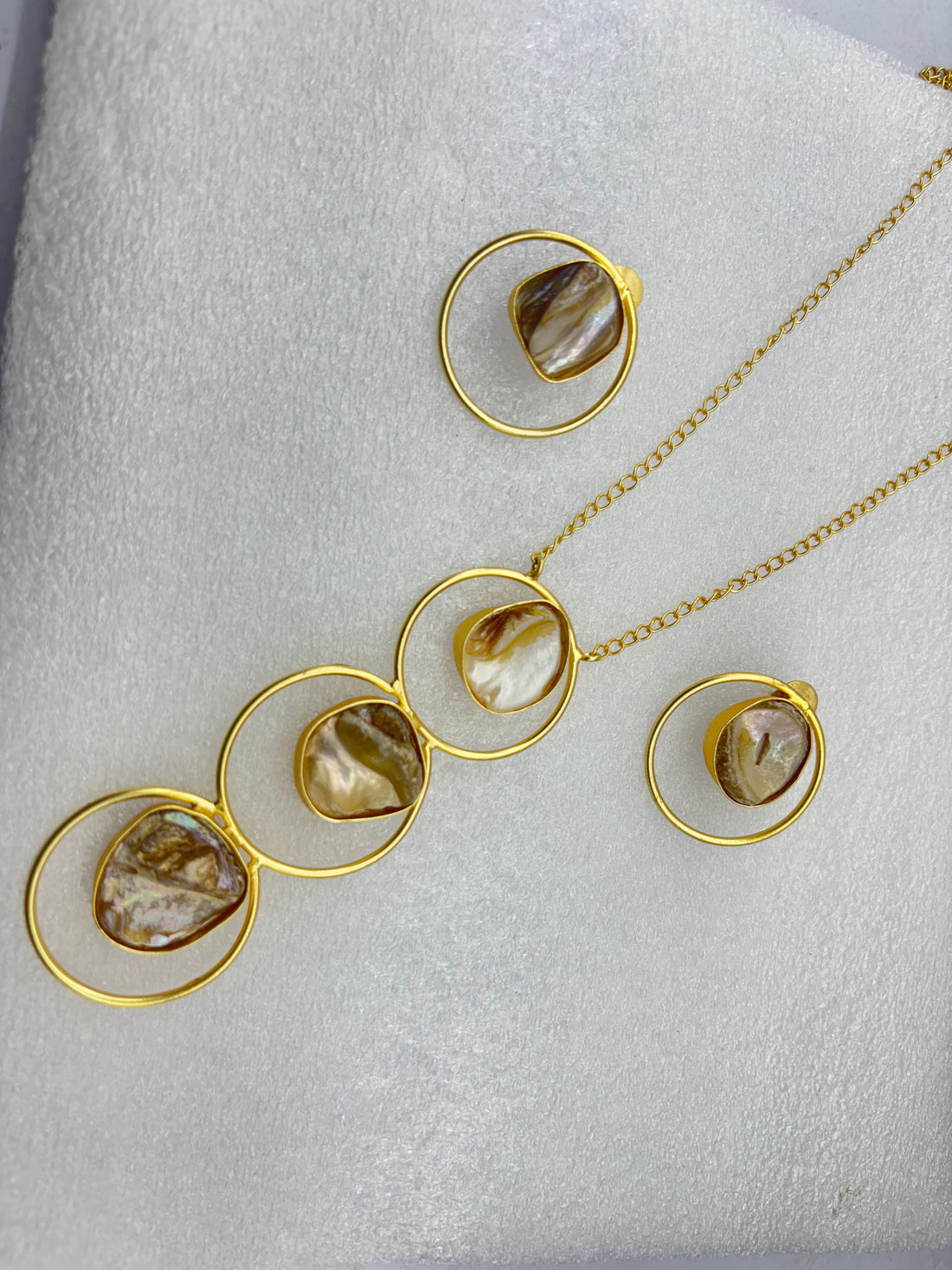 “Amyraa Jewels – Golden Shell Circle Statement Jewelry Set”