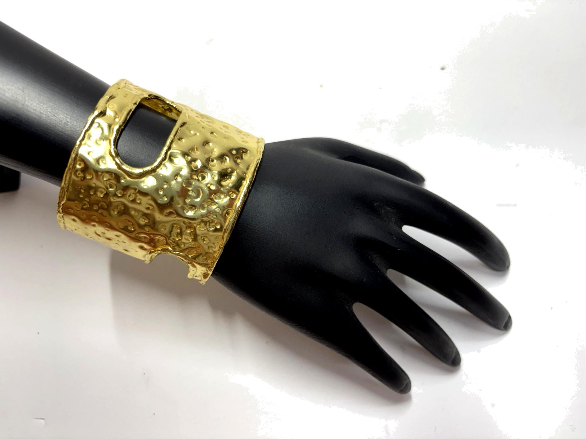Regal Textured Golden Cuff Bracelet&nbsp;