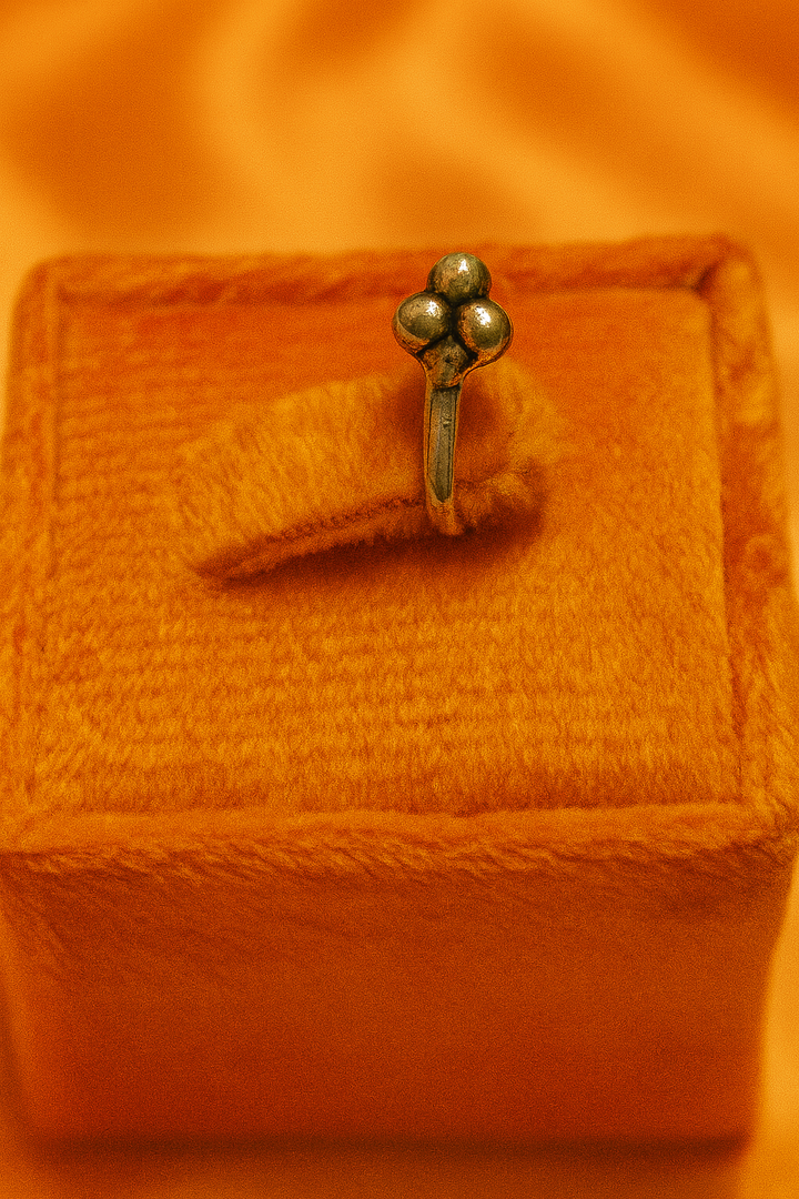 minimalist oxidized silver nose pin