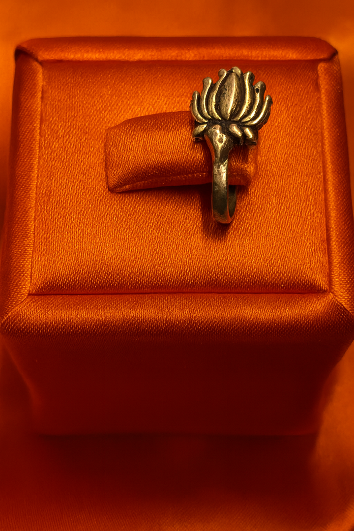lotus-inspired oxidized silver nose pin,&nbsp;